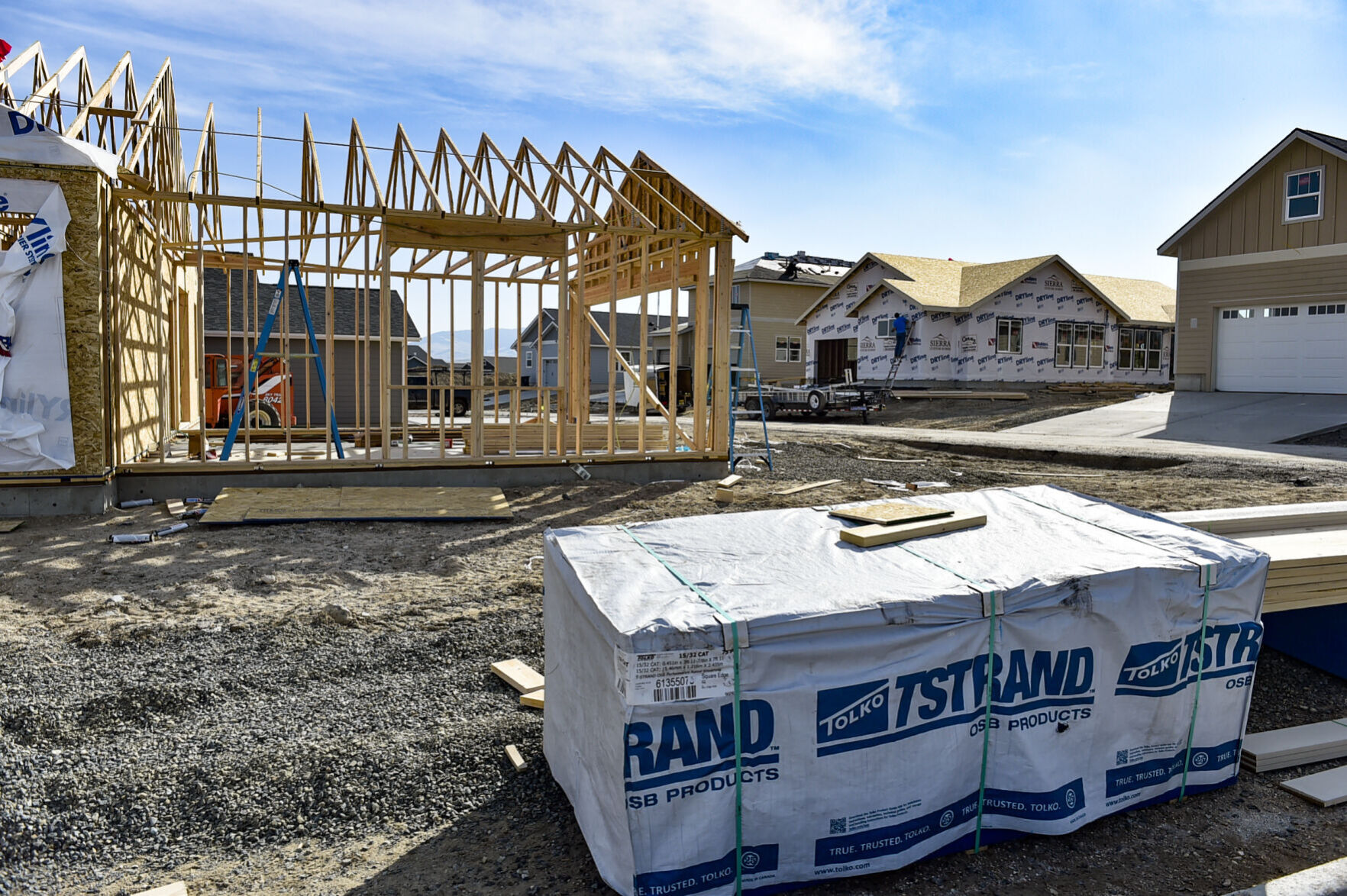 Homes under construction in the Mountain View Meadows